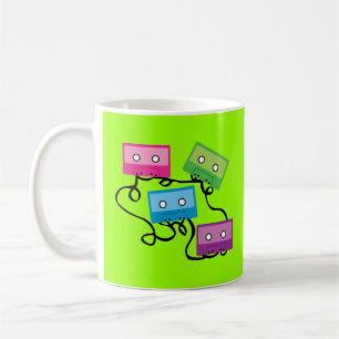 Färgfyllda kassettband kaffemugg