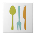 Färgfyllda köksskåp för Knivar Spoon Retro Kakelplatta<br><div class="desc">Den här reflekterande keramiska plattan,  med dess köksredskap (gaffel,  knivar och sked) i en kombination av turkosblått,  avokado grönt,  orange och mörk blått,  kommer att se fantastisk ut i ditt ryggsplash eller på din motfot.</div>