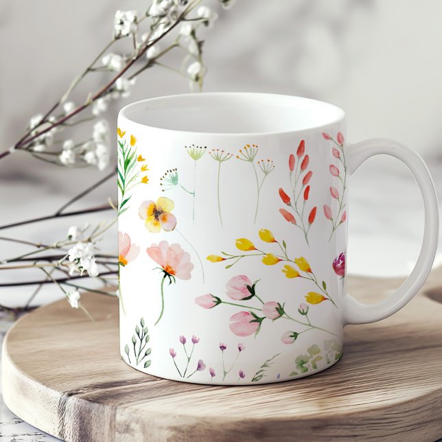 Färgfyllning av vattenfärgen Wildblomskugga Kaffemugg (Colorful Watercolor Wildflower Meadow Coffee Mug on a neutral boho kitchen table.)