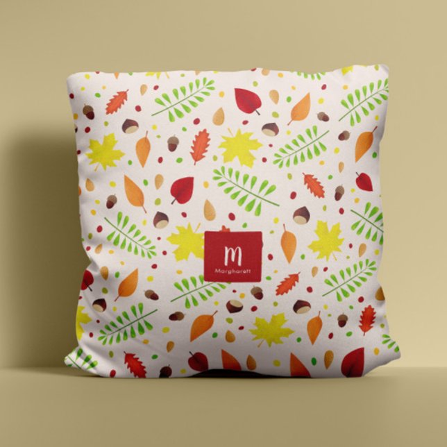 Färgfyllt höst löv eget namn monogram kudde (Colorful fall leaves pillow with custom name and monogram for personalized autumn home decor)