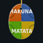 Färgfyllt pop Art Collage & Hakuna Matata-meddelan Julgransprydnad Keramik<br><div class="desc">Färgfull pop Art Collage & "Hakuna Matata" Message Art Print Introduktion till "Colorful Pop Art Collage & 'Hakuna Matata' Message Art Print", ett dynamiskt och energiskt biet som ger uttryck för positivitet och roligt. Bilden är uppdelad i fyra lika stora fyrkanter, ordnade i ett dynamiskt rutnätsformat, som var och en...</div>