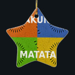 Färgfyllt pop Art Collage & Hakuna Matata-meddelan Julgransprydnad Keramik<br><div class="desc">Färgfull pop Art Collage & "Hakuna Matata" Message Art Print Introduktion till "Colorful Pop Art Collage & 'Hakuna Matata' Message Art Print", ett dynamiskt och energiskt biet som ger uttryck för positivitet och roligt. Bilden är uppdelad i fyra lika stora fyrkanter, ordnade i ett dynamiskt rutnätsformat, som var och en...</div>