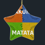 Färgfyllt pop Art Collage & Hakuna Matata-meddelan Julgransprydnad Keramik<br><div class="desc">Färgfull pop Art Collage & "Hakuna Matata" Message Art Print Introduktion till "Colorful Pop Art Collage & 'Hakuna Matata' Message Art Print", ett dynamiskt och energiskt biet som ger uttryck för positivitet och roligt. Bilden är uppdelad i fyra lika stora fyrkanter, ordnade i ett dynamiskt rutnätsformat, som var och en...</div>
