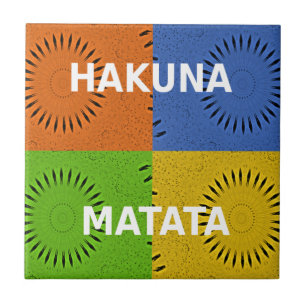 Färgfyllt pop Art Collage & Hakuna Matata-meddelan Kakelplatta