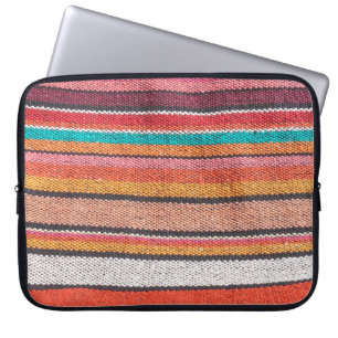 Färggig mexikan, peruanskt stil matta yta nära laptop fodral