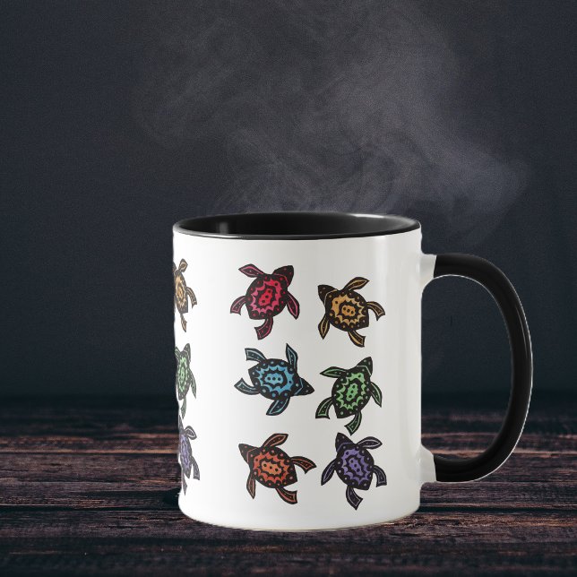 Färgglad Abstrakt Sköldpaddor Kaffe Mugg (Bunch of black abstract turtles with designs and shells in multiple bright colours on coffee mug.)