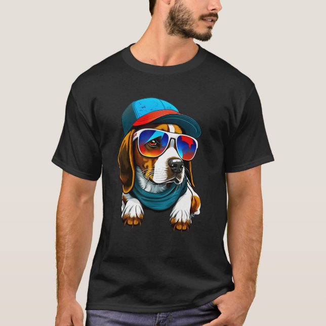 Färgglad Beagle som bär solglasögon och mössa T Shirt (Framsida)