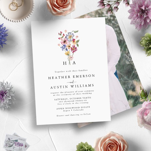 Färgglad Blommig Foto Bröllopsinbjudan Inbjudningar (Monogrammed Colorful Wildflower with Engagement Photo Wedding Invitation by Painted Paperie )