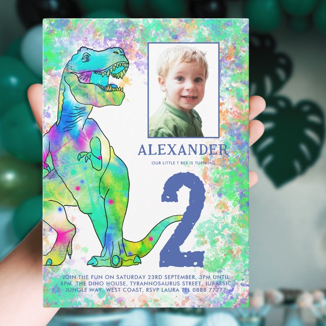 Färgglad dinosaurie födelsedagsfest foto inbjudningar (Colorful dinosaur birthday party invitation with photo template watercolor T-Rex dino and jungle)