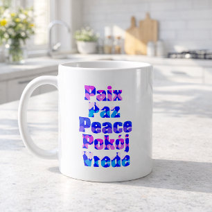 Färgglad flerspråkig fredsordkonst med hjärtan kaffemugg