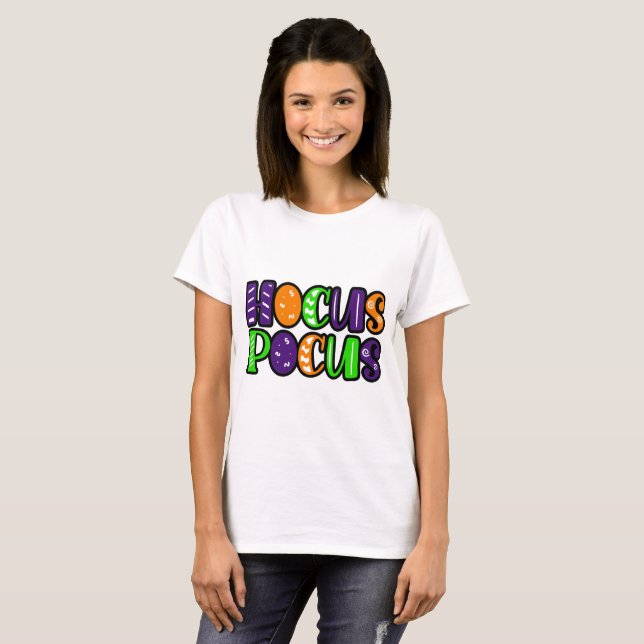 Färgglad Hokus Pokus T-Shirt - Retro Groovy Häxig (Hel framsida)