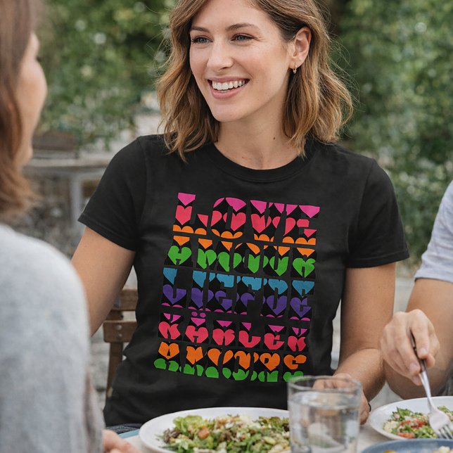 Färgglad kärlek geometriskt hjärtmönster t shirt (A shirt that says love in a variety of languages with rainbow neon hearts.)
