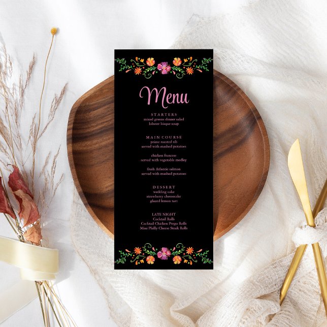 Färgglad mexikansk blomsterfiesta bröllopsmeny-kor meny (Colorful Mexican Floral Fiesta Wedding Menu Card on a boho wedding table.)