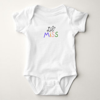 Färgglad och rolig bokstavsdesign på denna Lil' Mi T Shirt