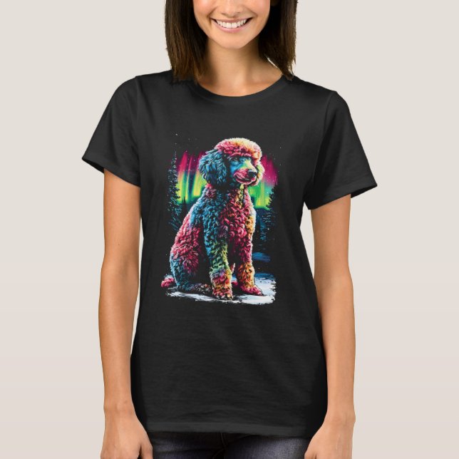 Färgglad pudel hund Aurora Borealis vinter skog  T Shirt (Framsida)