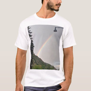 Färgglad regnbåge över gatlykta i förort t shirt
