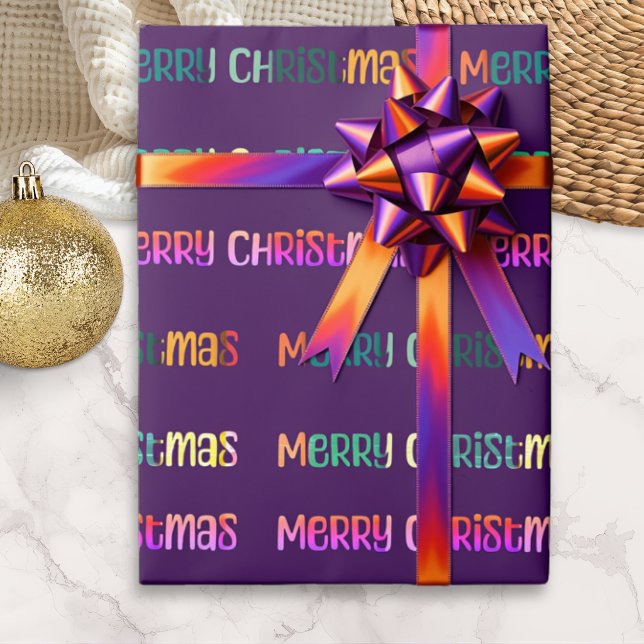 Färgglad Retro-typografi Lila God Jul Presentpapper (Festive Christmas wrapping paper in purple, with multicolor "Merry Christmas" pattern in retro style)