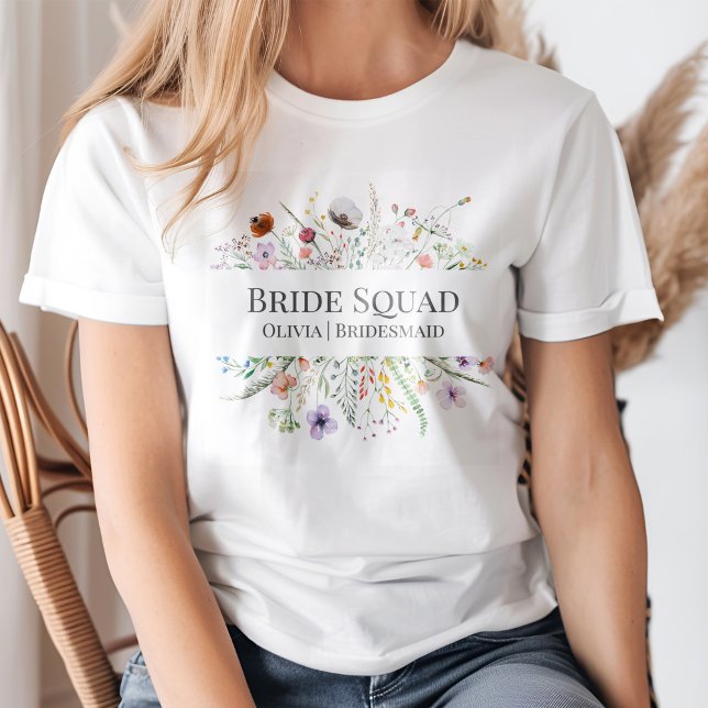 Färgglad vildblommeäng Brudtjej T-shirt (A young blond woman wearing a Colorful Wildflower Meadow Bride Squad T-shirt.)