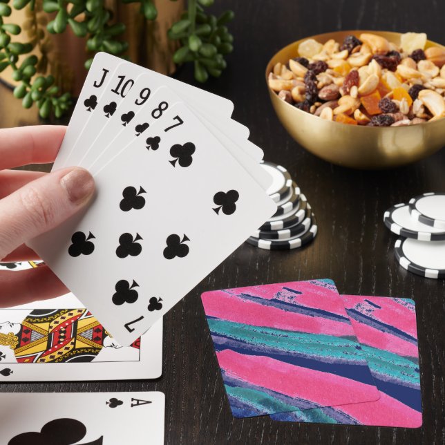 Färgglada abstrakta ränder på mörkblått casinokort (På plats)