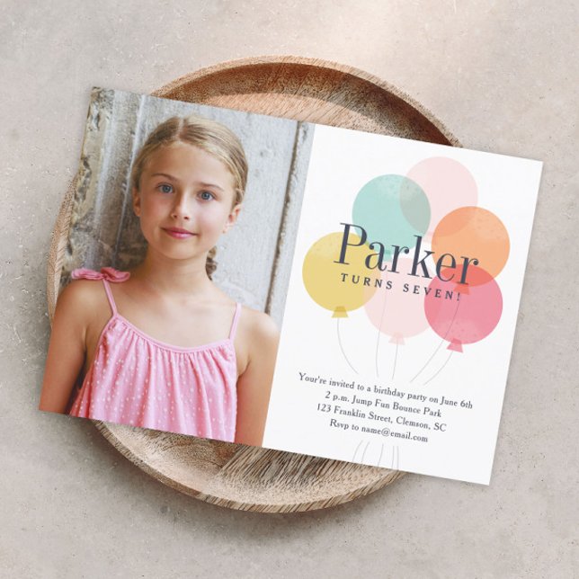 Färgglada ballonger Foto Barnkalas inbjudan (Modern colorful balloons kids photo birthday party invitation.)