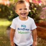 Färgglada Big Brother Monogram Namn Vitt T-shirt<br><div class="desc">Han är redo för sin nya titel med denna vita t-shirt med "Big Brother" i fet, färgglad typografi och ett anpassningsbart namn i en rolig kontrastfärg. Den ljusa flerglada designen lägger till personlighet till graviditetsannonser, bebisfestfirande och första bilder med den nya bebisen. En personlig monogrampresent som gör det stora ögonblicket...</div>