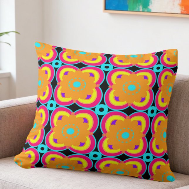 Färgglada blommor och former kudde (Go big or go home. This retro flower pillow is all about bold color.)