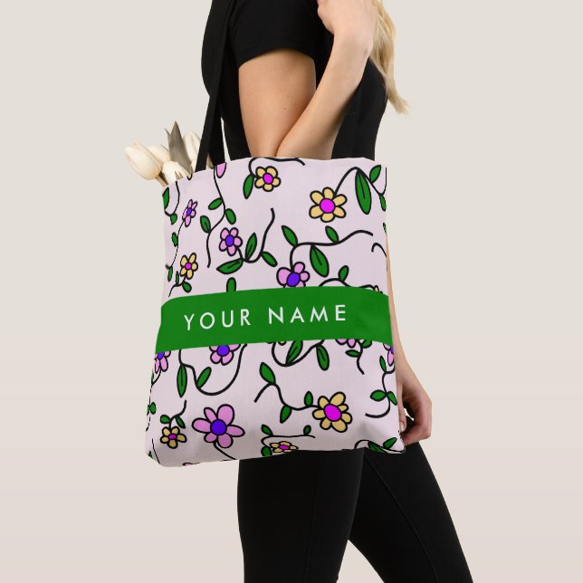 Färgglada blommor, rosa bakgrund, grön tygkasse (Närbild)