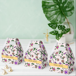 Färgglada blommor, rosa bakgrund, gul presentaskar