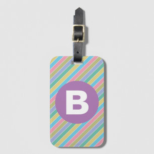 Färgglada diagonala godisränder Lila monogram Bagagebricka