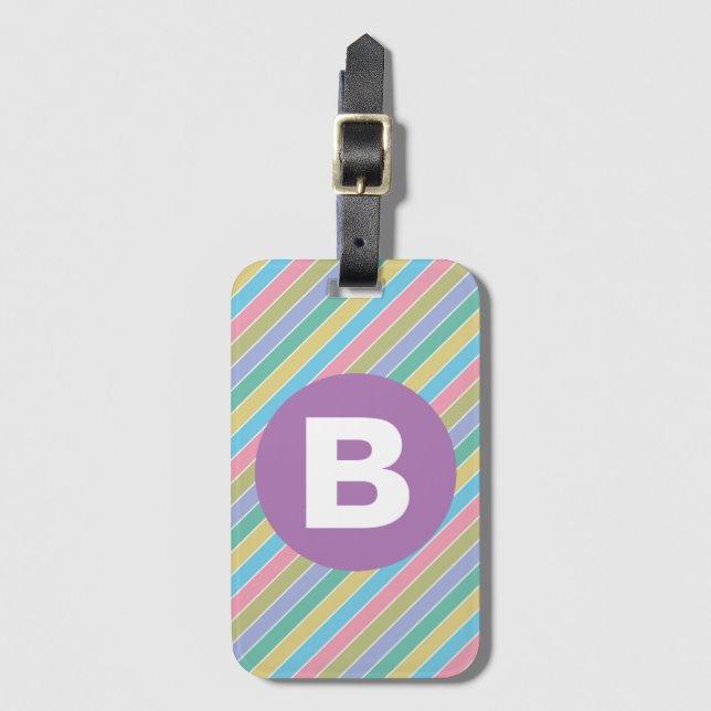 Färgglada diagonala godisränder Lila monogram Bagagebricka (Framsida vertikal)