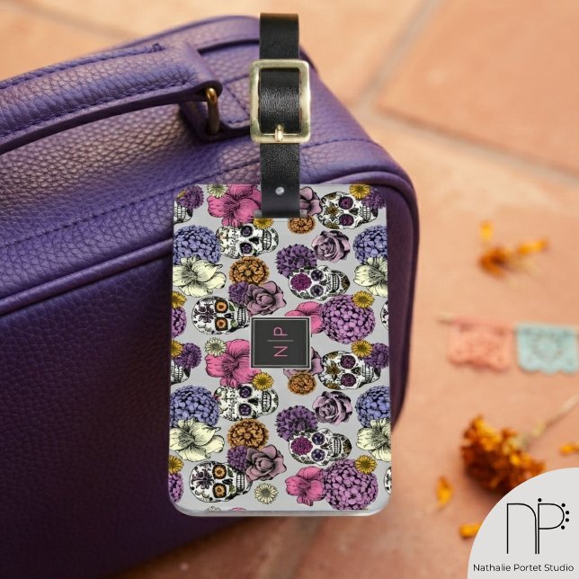 Färgglada Dödskallar Monogram Resväskemärke Bagagebricka (Colorful skulls monogram luggage tag featuring hand-drawn chic noir fine line ink art.)