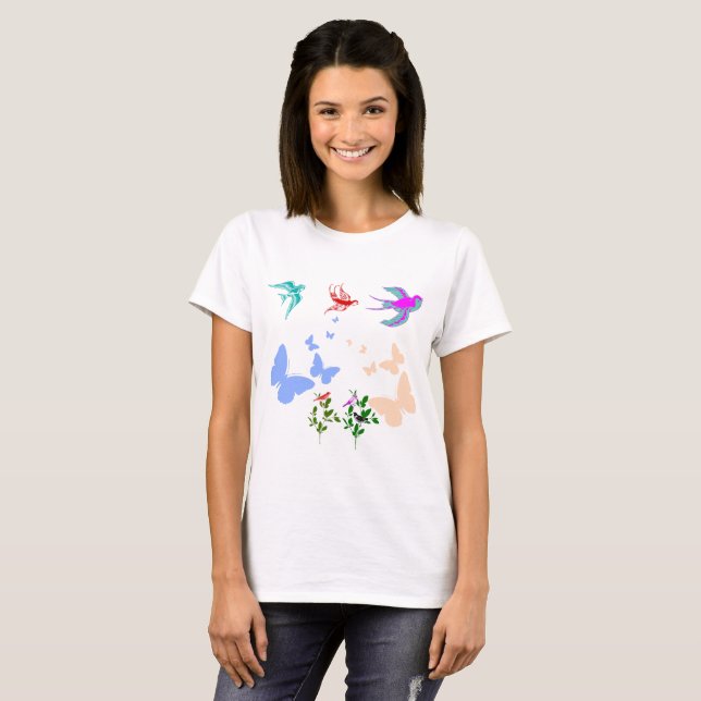 Färgglada Fåglar och Fjärilar i Flykt Harmoni T Shirt (Hel framsida)