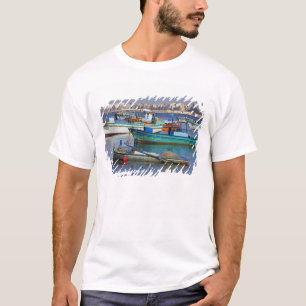 Färgglada fiskebåtar i hamnen i tee shirt