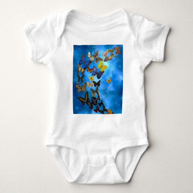Färgglada fjärilar flygande över blåa moln t shirt (Framsida)