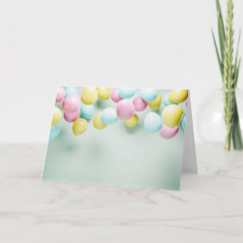 Färgglada födelsedagsballonger firande. inbjudan