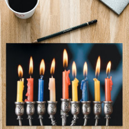 Färgglada Hannukah-menorah-ljus semester Helgkort