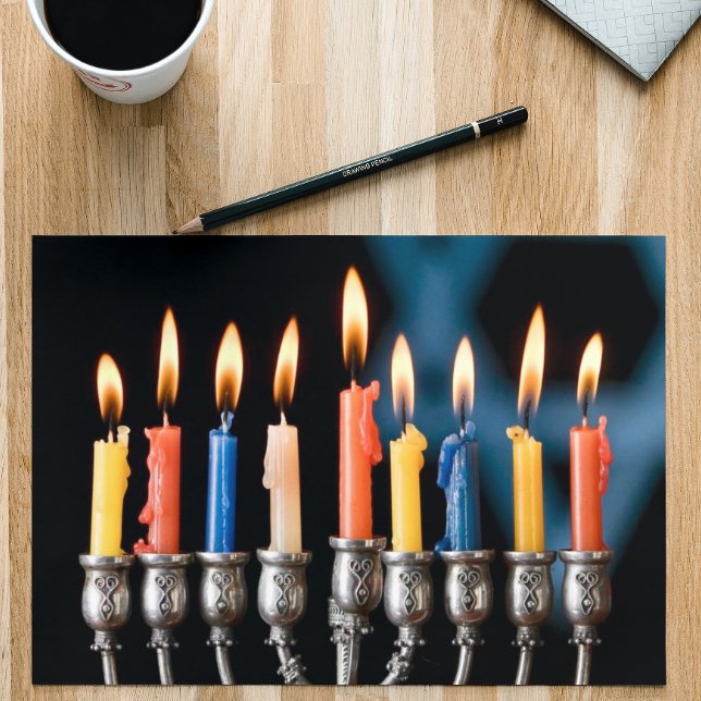 Färgglada Hannukah-menorah-ljus semester Helgkort (Skapare uppladdad)