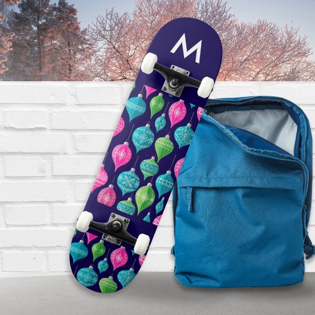 Färgglada juldekorationer med monogram mini skateboard bräda 18,5 cm (A monogrammed skateboard with festive pattern of green, pink and blue Christmas ornaments)