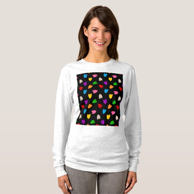 Färgglada kärlekshjärtsmönsterdesign svart  t shirt (Hel framsida)