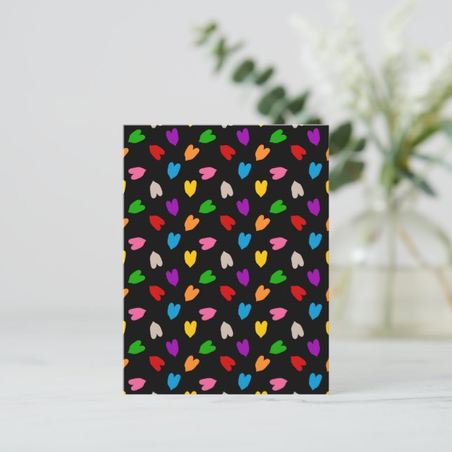 Färgglada kärlekshjärtsmönsterdesign svart  vykort (Stående Fram)