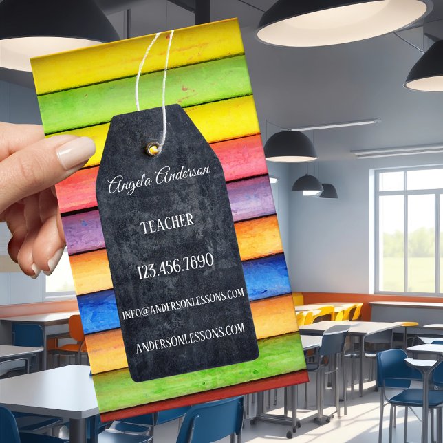 Färgglada krita svart tavla lärare visitkort (Teacher business card featuring a blackboard label on colorful crayons - elementary - first grade)