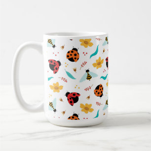 Färgglada nyckelpigor och bin på en blomsterbakgru kaffemugg