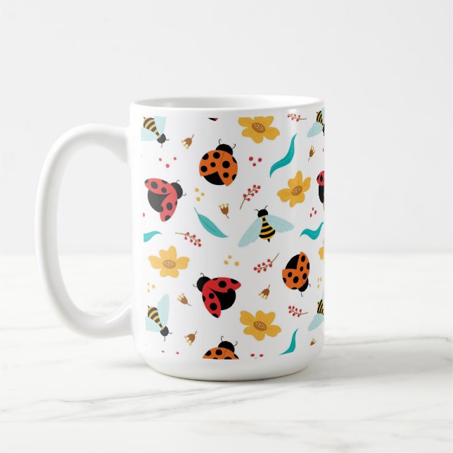 Färgglada nyckelpigor och bin på en blomsterbakgru kaffemugg (Vänster)