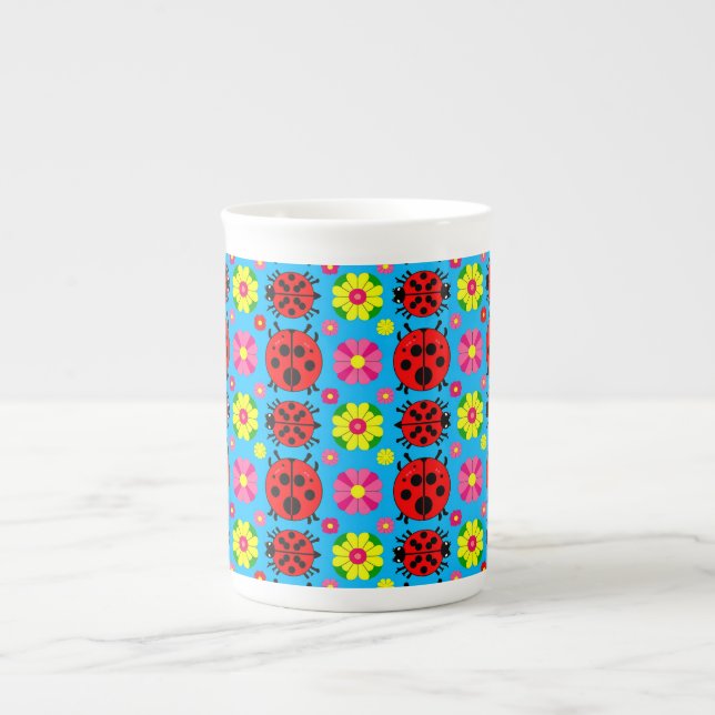 Färgglada nyckelpigor och blommor benporslin mugg (Framsidan)
