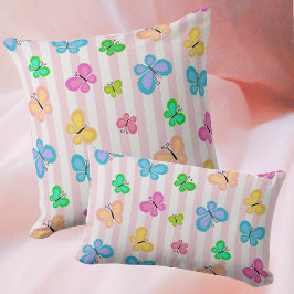 Färgglada, patchworksliknande fjärilar på rosa-vit kudde