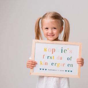 Färgglada regnbågsbokstäver Skolstartsskylt för Inbjudningar