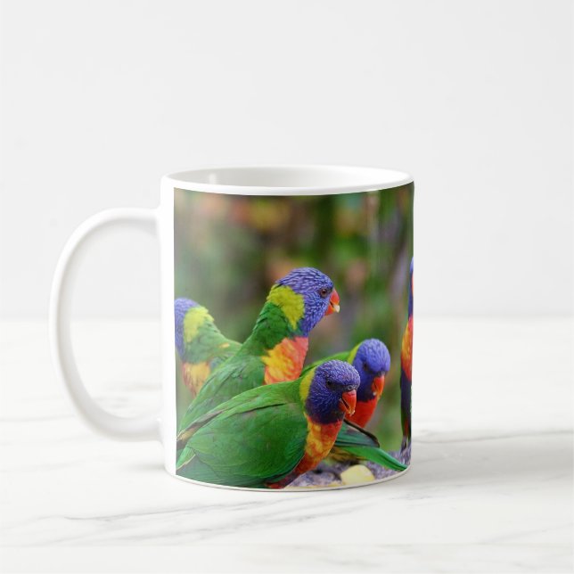 Färgglada regnbågslorikit papegojor som äter kaffemugg (Vänster)