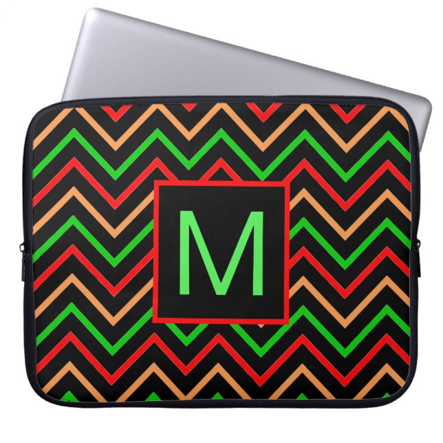 Färgglatt coolt chevron på svart monogram laptop fodral (Framsidan)