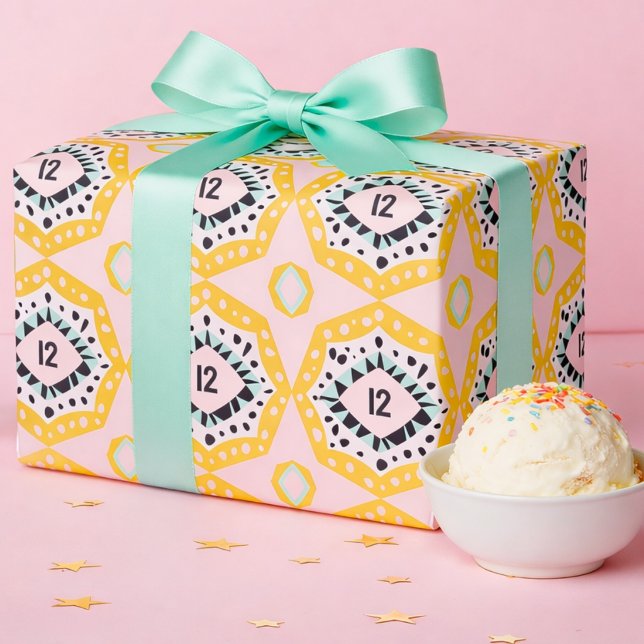 Färgglatt födelsedagsålder Presentpapper Med Forme (Bold hexagons, bright colors, and your chosen age make this wrapping paper the life of the party.)
