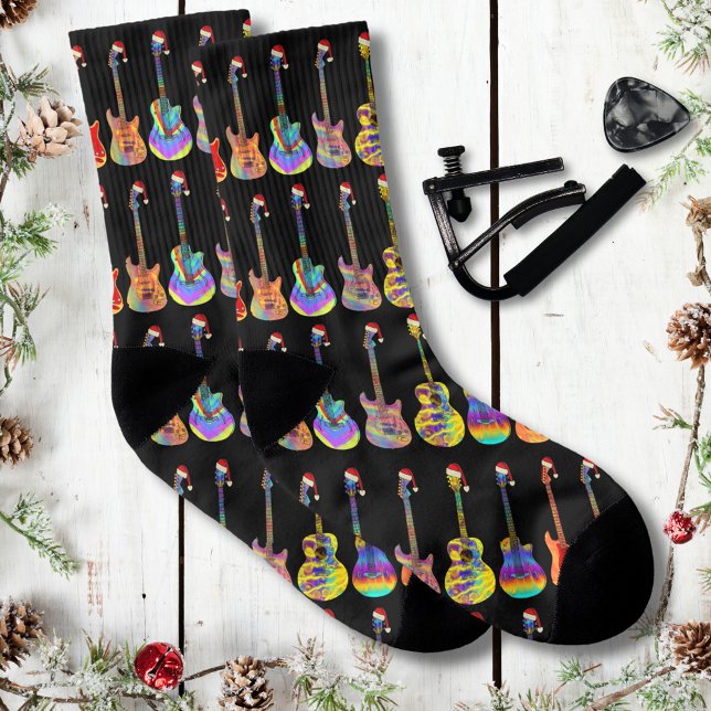 Färgglatt julmönster för gitarrer strumpor (Christmas guitars wearing Santa hats black music themed holiday socks for guitarist musicians)
